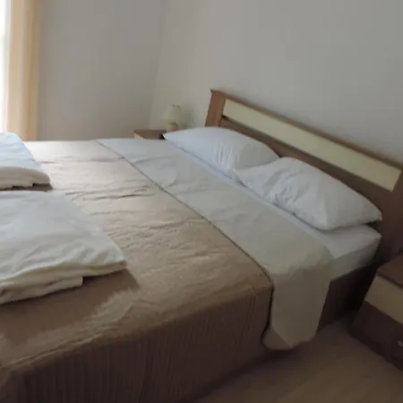 Lori Biograd Na Moru