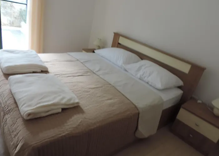 Lori Biograd Na Moru
