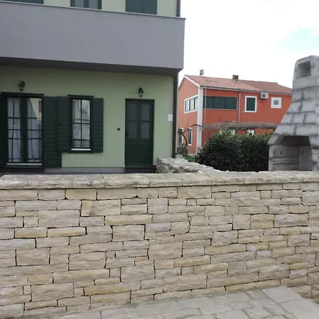 Lori Biograd Na Moru