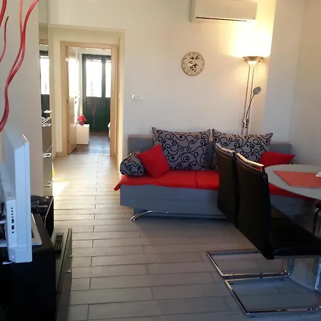 Lori Apartment *